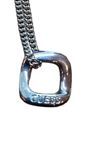 22043 GUESS/ゲス/ネックレス/ペンダント/レディース/刻印/アクセサリー/服飾/装身具/装飾/飾り/ラインストーン/デコレーションパーツ