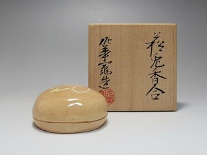 萩焼 泥華窯 兎香合 坂田泥華作 栞 共箱 幅約5.9cm / 盖盒 蓋物 香合 香盒 薫香 香道具 書道具 書画道具 文房具 唐物 人間国宝 古玩 古董