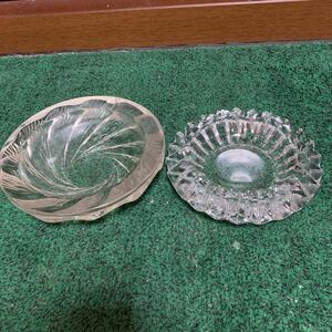 クリスタルガラスの 灰皿 二個　　アンティーク 