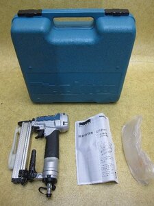 美品 マキタ makita 4mm 常圧 エアタッカ AT425A ステープル幅4 長さ13-25mm エアタッカー タッカ 常圧タッカ エアーツール 初期不良保証