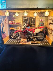 ●自作ジオラマ完成品・ガレージ物語・大人の秘密基地・情景・レトロ・旧車１/12　ホンダ　CRF450R