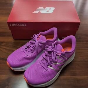 美品　New Balance　ニューバランス　ランニングシューズ　WFCPRLP4 　FUELCELL　23.5 B