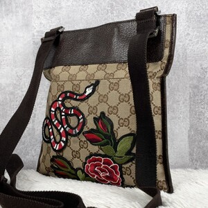 美品 GUCCI グッチ ショルダーバッグ クロスボディ サコッシュ キャンバス レザー 斜め掛け 肩掛け ロゴ型押し プレート メンズ ステッチ 