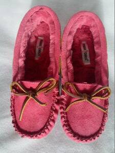 ミネトンカガールズムートンモカシンピンクサイズ４Ｍgirls britta hot pink22.5cm新品