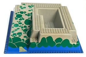 LEGO　レゴ　南海の勇者　海賊の砦　立体基礎板　黄色のシール部分に小割れあり　中古品　汚れ、傷、変色あり　子供が遊んでいた物です