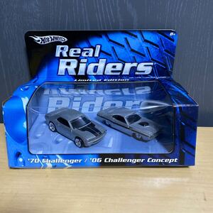 ホットウィール Hot Wheels Real Riders 70 Challenger and 06 Challenger Concept 2台セット