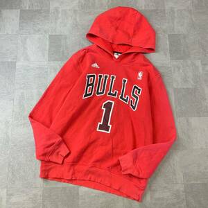 美品 adidas アディダス NBA BULLS #1 ROSE 両面プリント スウェットパーカー メンズ Oサイズ レッド