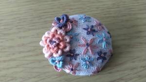 オレンジの花　刺繍ブローチ