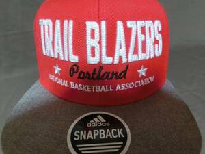 USA購入 adidas社製【SANPBACK】NBAポートランド トレイルブレイザーズ【Portland Trail Blazers】豪華ロゴ刺繍入りキャップ