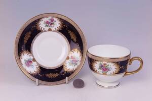 　　ウェジウッド　=　Grosnenor Garden・Cup&Saucer 　(1級品)　貴重品