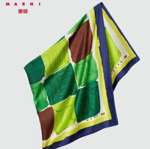 ユニクロ スカーフ 新品未使用 MARNI 限定コラボ　シルクフロシキスカーフ