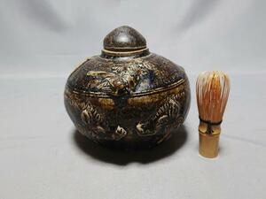 コレクター収集品　クメール 黒褐釉 貼花狩人紋 有蓋壺 11～13世紀 オムコイ出土品