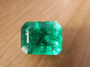 照り綺麗★鑑別書　vivid green エメラルド　約8.3ct　ルース　リングやペンダントに！ 