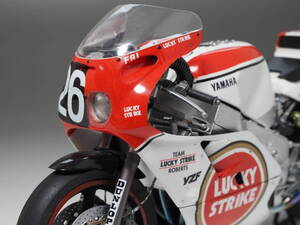 ヤマハ　YZF750　1987年　鈴鹿８耐　チーム・ラッキーストライク・ロバーツ　塗装完成品