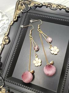 ★ハンドメイド ピアス　３６３　※金具は変更出来ません。こちらのピアスフックのみです※　クラック　花　ベロア　ラインストーン★