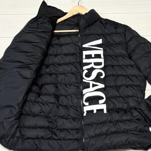 未使用級/XLサイズ●VERSACE ヴェルサーチ ライト ダウンジャケット ロゴ刻印 プリントロゴ ブラック 黒 軽量 極暖 秋冬 52