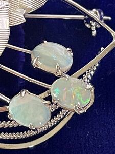 【新品】ブローチ 天然オパール ３粒 シルバー 女性向け 宝石 jewely 奇跡の輝き品位、品格ある逸品です。アンティーク SILVER