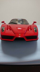 Enzo Ferrari 1/18 Hotwheels 
