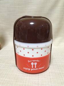 丸型3段ランチボックス ベルト付き 茶色・水玉白色・赤色 上段はコップ 弁当箱