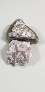 【鉱物】秋田県荒川鉱山⑬の紫水晶（Violet Crystal）と紫石英（Violet Quartz）2個計約238gです。