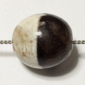 御幸天珠 BA06681 馬蹄痕 黒白天珠 19x18mm 黒から白へ 陰陽 天地 風化紋 白黒天珠