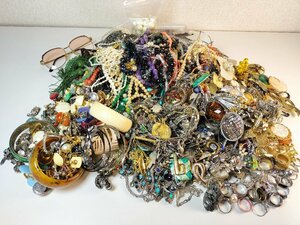 1円～ 計約6.23kg メッキアクセサリー 大量 ネックレス イヤリング ブローチ 指輪 イミテーション パール・色石・水晶等おまとめ J457-J678