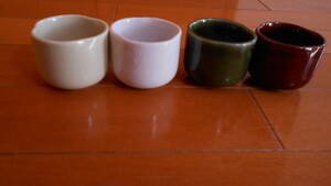 ★陶器　おちょこ　４個セット　和柄　カラー/白・生成・茶・緑　サイズ/高さ　約４．５㎝　・　直径　約５．５㎝　