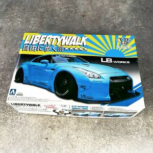 スカイラインR35GT-RVer1（リバティーウォーク） 未組み立て 1/24 アオシマ LBワークス R35 GT-RLIBERTY WALK Ver.1 自由に歩く希少品