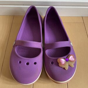 送料込み　クロックス crocs サンダル　C12/18.5cm 紫　リボンビジッツ付き　ペアお揃い可能　送料無料