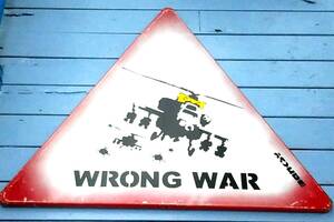 Banksy(バンクシー)のロードサイン、『Wrong War』道路標識。2003年頃、イラク戦争反対デモ期間中、イギリスのロンドンで発見された作品■