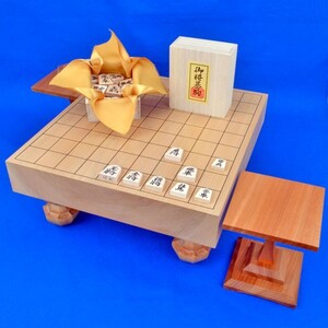 将棋セット　 北海道産本桂2寸足付将棋盤セット【特売品】 (木製将棋駒白椿上彫駒)【囲碁将棋専門店の将碁屋】