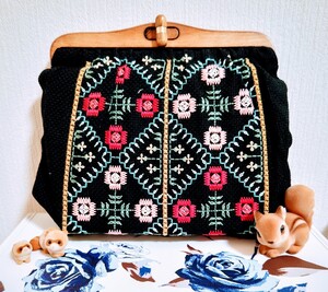 骨董品 昭和レトロ 美しい 花柄 ハンドメイド 可愛い お花 刺繍 がま口 クラッチバッグ 小物入れ ペンギン ポーチ 鞄 アンティーク 黒 赤