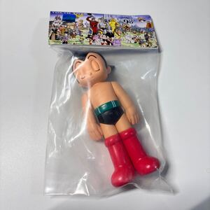 新品未開封 ソフビ 鉄腕アトム アトム 手塚治虫 TOKYO TOYS 90周年　目閉じバージョン　希少 フィギュア Tezuka Production 