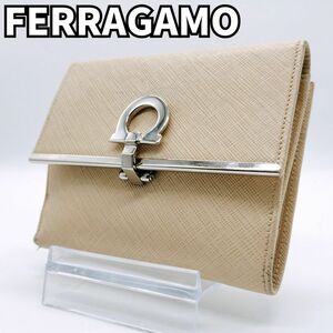 日常に特別感を★　サルバトーレフェラガモ Salvatore Ferragamo　二つ折り財布 ウォレット カードケース ガンチーニ レザー　ベージュ