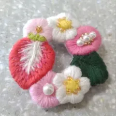 いちごとお花のブローチ ①