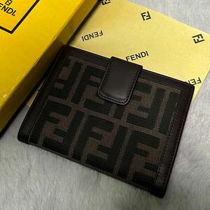 美品　FENDI フェンディ　折り財布　ズッカ柄　ブラウン　ブラウン