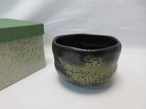 J04041 【 未使用 茶道具 松楽造 鳥居 梅絵 黒楽茶碗 陶印 紙箱 】 検) 作家物 煎茶道具 茶懐石 茶事 茶器 来客 茶具 お点前 お稽古 ⅰ