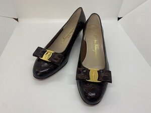 Salvatore Ferragamo　サルヴァトーレフェラガモ　パンプス　　型押しパンプス　ブラウン　茶色　ゴールド　ヴァラリボン　☆ｃ２８８