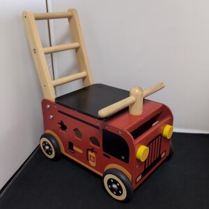 I’m TOY ウォーカー＆ライド　消防車　アイムトイ 手押し車 知育玩具 木製 カタカタ (08316