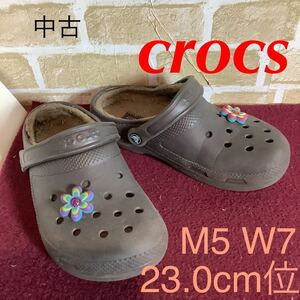 【売り切り!送料無料!】A-256 crocs!ボア付きサンダル!ブラウン!M5 W7 23.0cm位!花装飾付き！ボア!冬!クロックス!クロックスサンダル!中古!