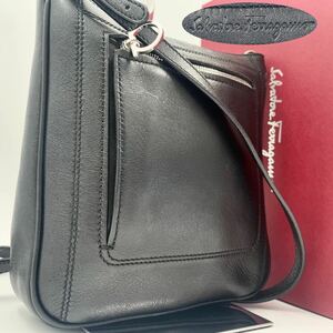 極美品 斜め掛け Salvatore Ferragamo フェラガモ ショルダーバッグ サコッシュ ガンチーニ ロゴ 型押し ビジネス メンズ レザー ブラック