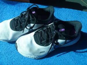 LADIES NIKE REVOLUTIONのスニカー 24,0cm 　727