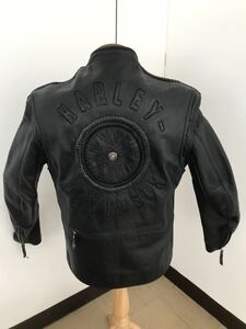 Harley-Davidson ハーレーダビッドソン レザージャケット サイズS(日本サイズでLL位) 極美品 エンボス刺繍 重厚