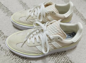 Adidas ベージュ ローカットスニーカー レディース23.5