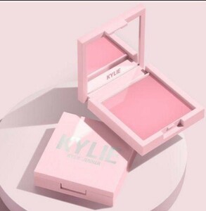 【Winter Kissed】プレストブラッシュパウダー★kylie cosmetics カイリーコスメティックス　チーク