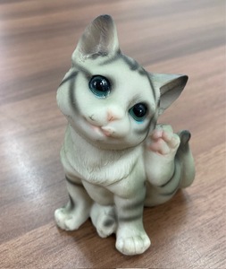 ☆在庫処分特価☆【猫 置物 洋風】雑貨 小物 インテリア キュート 家具 ねこ レトロ 動物 かわいい 陶器 ネコ グレー コンパクト 卓上置物