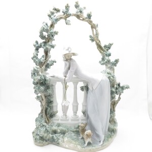 美品 LLADRO リヤドロ 8680 メランコリック・ムード IN THE BALUSTRADE 麗しのバレンシア フィギュリン 置物 インテリア 女性 犬 SM3313Z