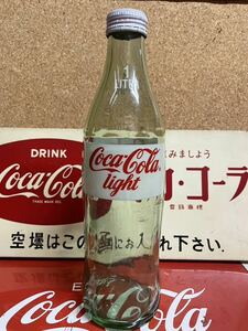 ★Coca-Cola Coke コカ・コーラグッズ空瓶 コカコーラlight 1リットル　昭和レトロガラスボトル キャップ付き　