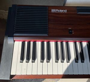 K2418 H 中古品 Roland Electronic Piano HP-100 ローランド 電車ピアノ 76鍵 音の出ない黒鍵あり 動作確認済み