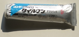 内外装タイル用接着剤《ボンド・タイルワン》白色 2kg入り （1～2 ㎡ 分）